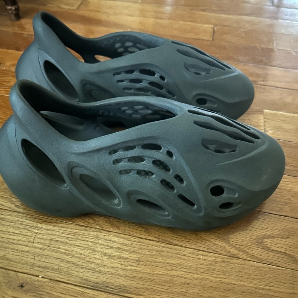 Men’s 7 Black Yeezy Foamrunners